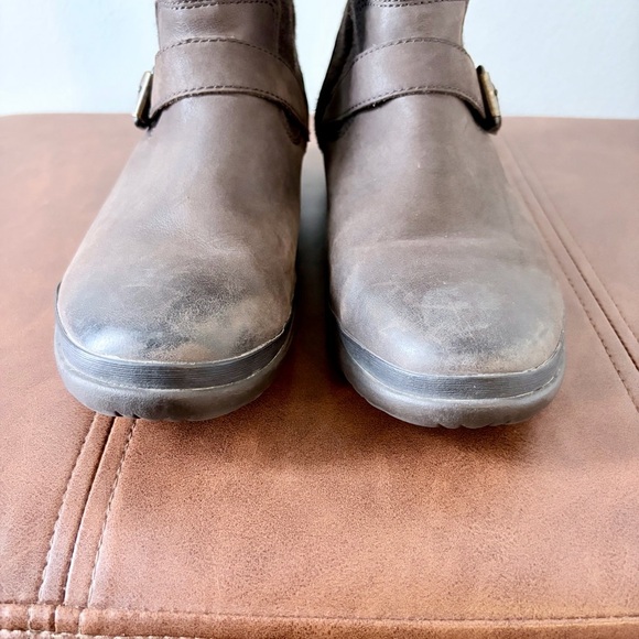 Ugg Robbie Waterproof Boots - Picture 2 of 7